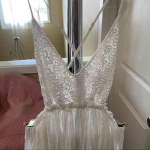 Flowy white maxi dress with open back and sides 🤍